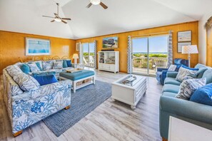 Smart-TV, DVD-Player, Bücher, Stereoanlage