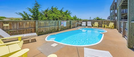 Una piscina al aire libre, una piscina climatizada