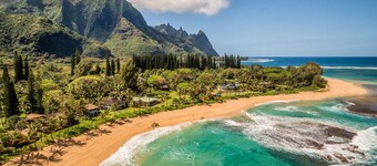 山と滝の景色を持つロマンチックなビーチコテージ！  TVR 1134