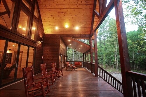 Majestic Lodge: 4,500 sq. ft., Impressive, Games, Hot Tub, Entertaining!