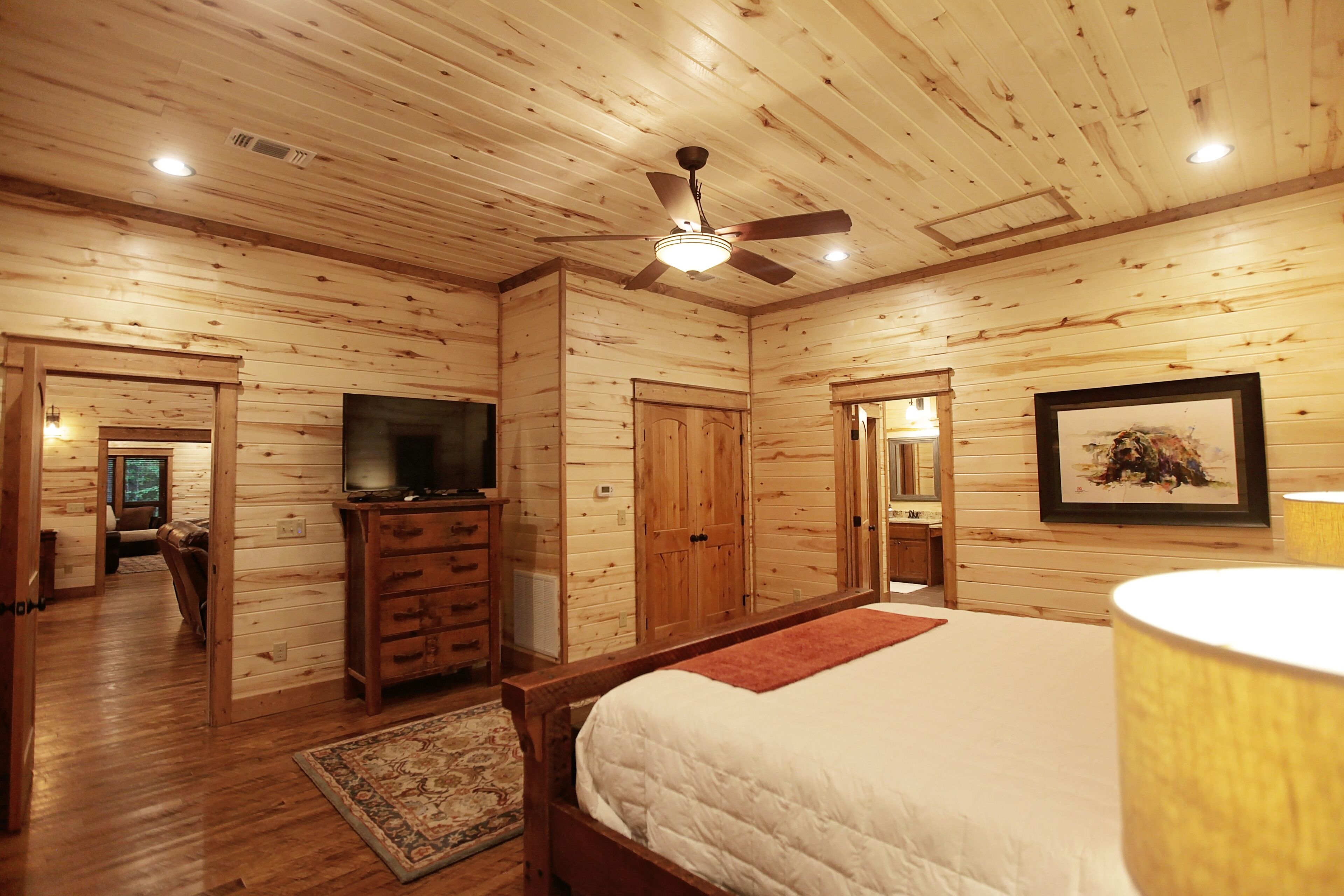 Majestic Lodge, Authentic, 4,500 sq. ft., Spacious, Games, Hot Tub, Entertaining