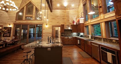 Majestic Lodge: 4,500 sq. ft., Impressive, Games, Hot Tub, Entertaining!