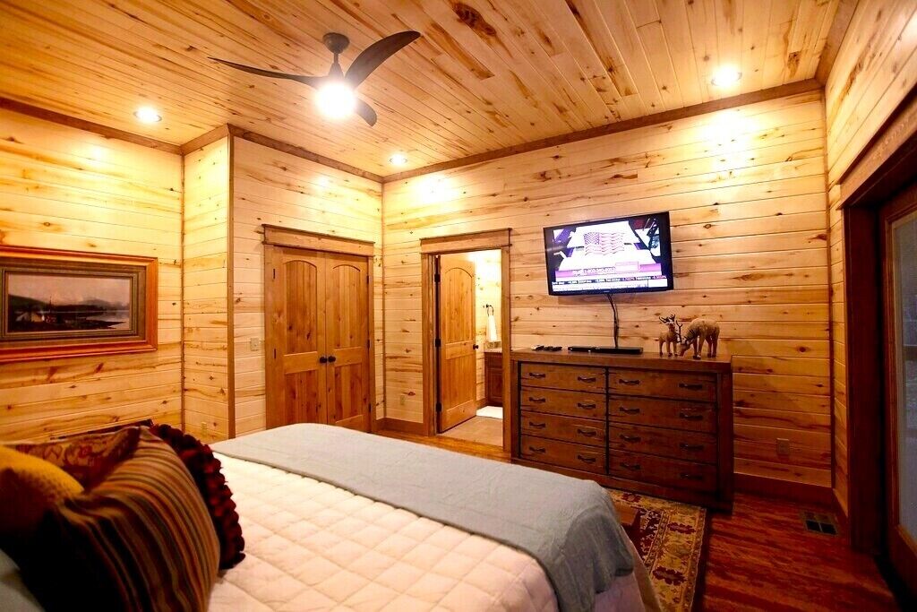 5 bedrooms, iron/ironing board, WiFi, bed sheets