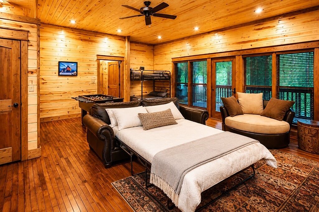 5 bedrooms, iron/ironing board, WiFi, bed sheets