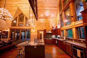 Fridge, microwave, oven, stovetop - Wisdom Creek Lodge - Creek Lot, 4 Suites, Hot Tub & Game Room (Broken Bow)