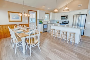 Dining - Semi-Oceanfront Home w/ Private Pool, Hot Tub, Basketball. Watch the Waves Crest (Waves)