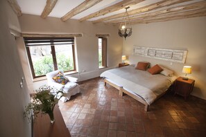 5 bedrooms, iron/ironing board, WiFi, bed sheets