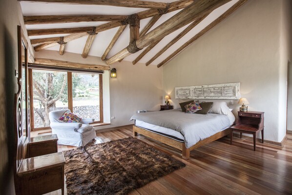 5 bedrooms, iron/ironing board, WiFi, bed sheets