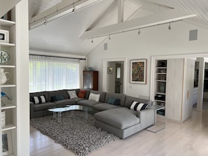 Smart TV, fireplace, DVD player, ping pong