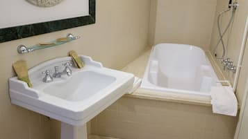 Une salle de bain avec un lavabo, un miroir et une baignoire.