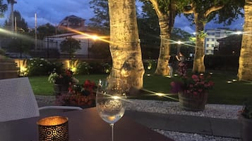 Serveert lunch en diner, lokale gerechten