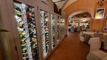 Déjeuner et dßner servis sur place, spécialités Cuisine locale