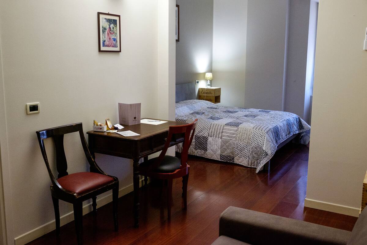 Suite, 1 Queen Bed with Sofa bed, Non Smoking | Minibar, in-room safe, desk, WiFi (free)