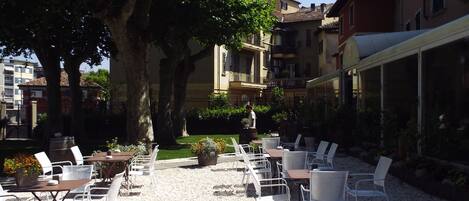 Se sirven almuerzos y cenas, cocina local