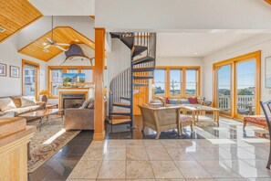 Televisión, reproductor de DVD y futbolito 