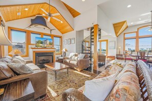 Televisión, reproductor de DVD y futbolito 