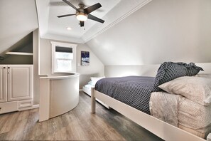 2 habitaciones, escritorio, tabla de planchar con plancha y wifi 