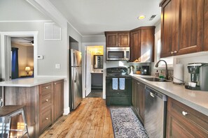 Refrigerador, microondas, horno y parrilla de estufa 