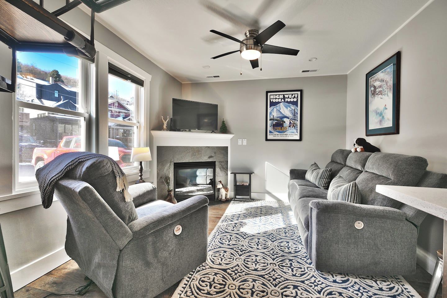 Una sala de estar con chimenea, televisor y sofá.