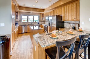 Grand réfrigérateur, micro-ondes, four, plaque de cuisson