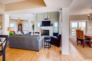 Télévision à écran plat, lecteur de DVD, espaces bureaux