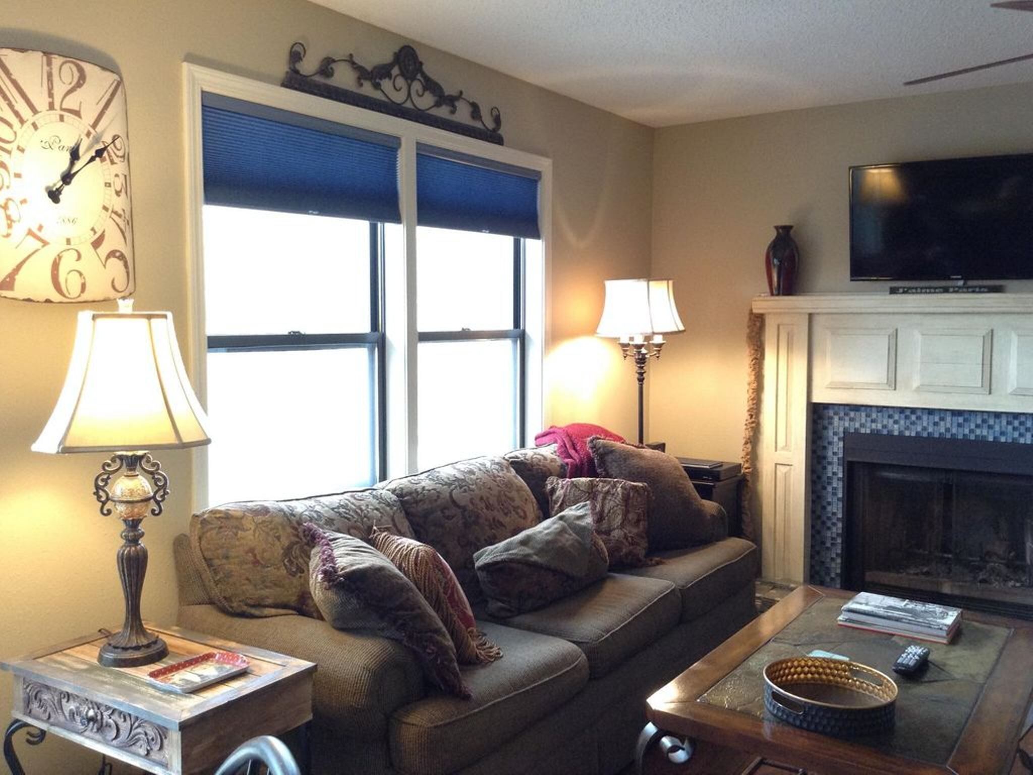 Adorable Lakeside Getaway! Minutes from downtown Eureka and White River Fishing!