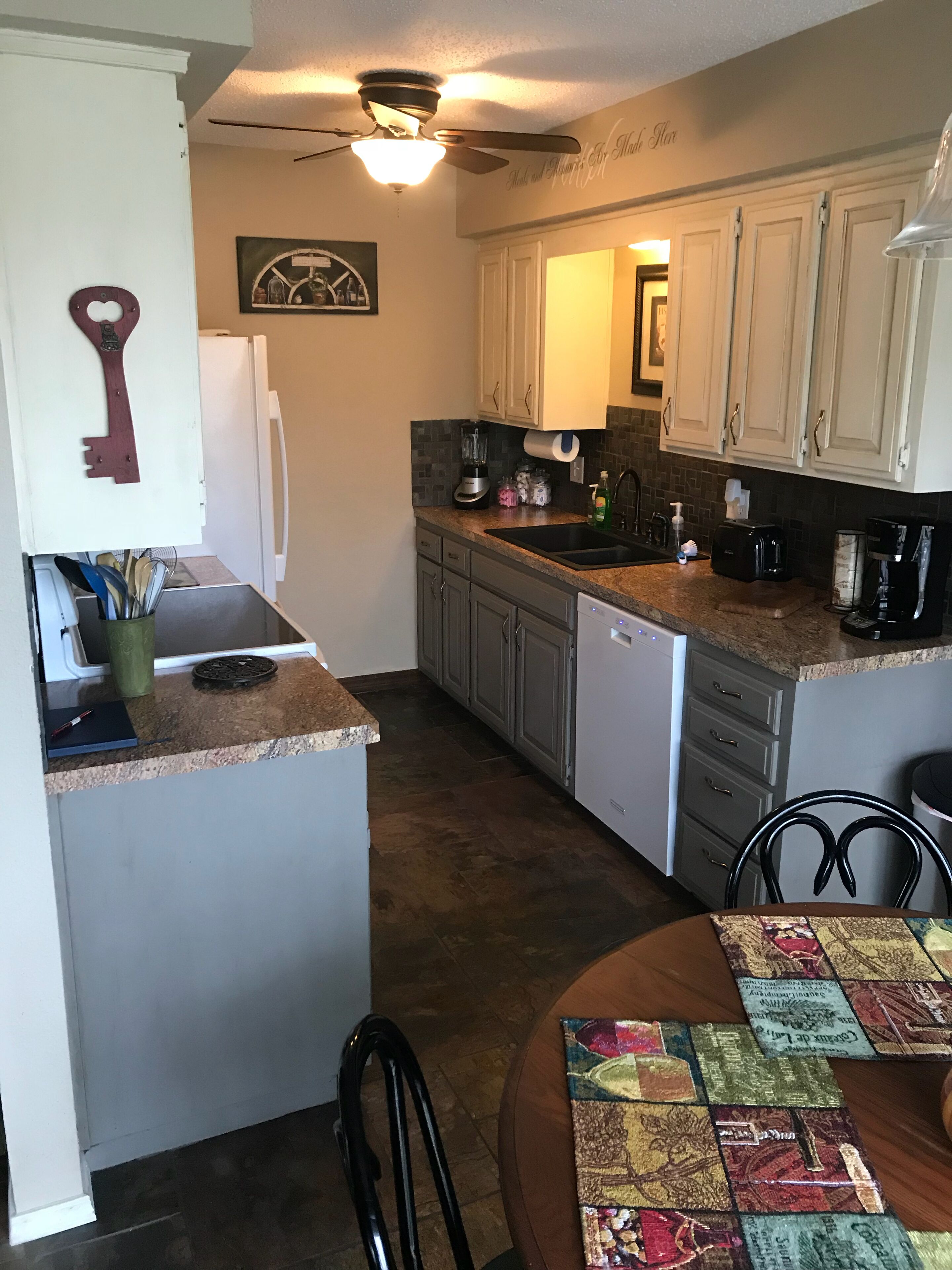 Adorable Lakeside Getaway! Minutes from downtown Eureka and White River Fishing!