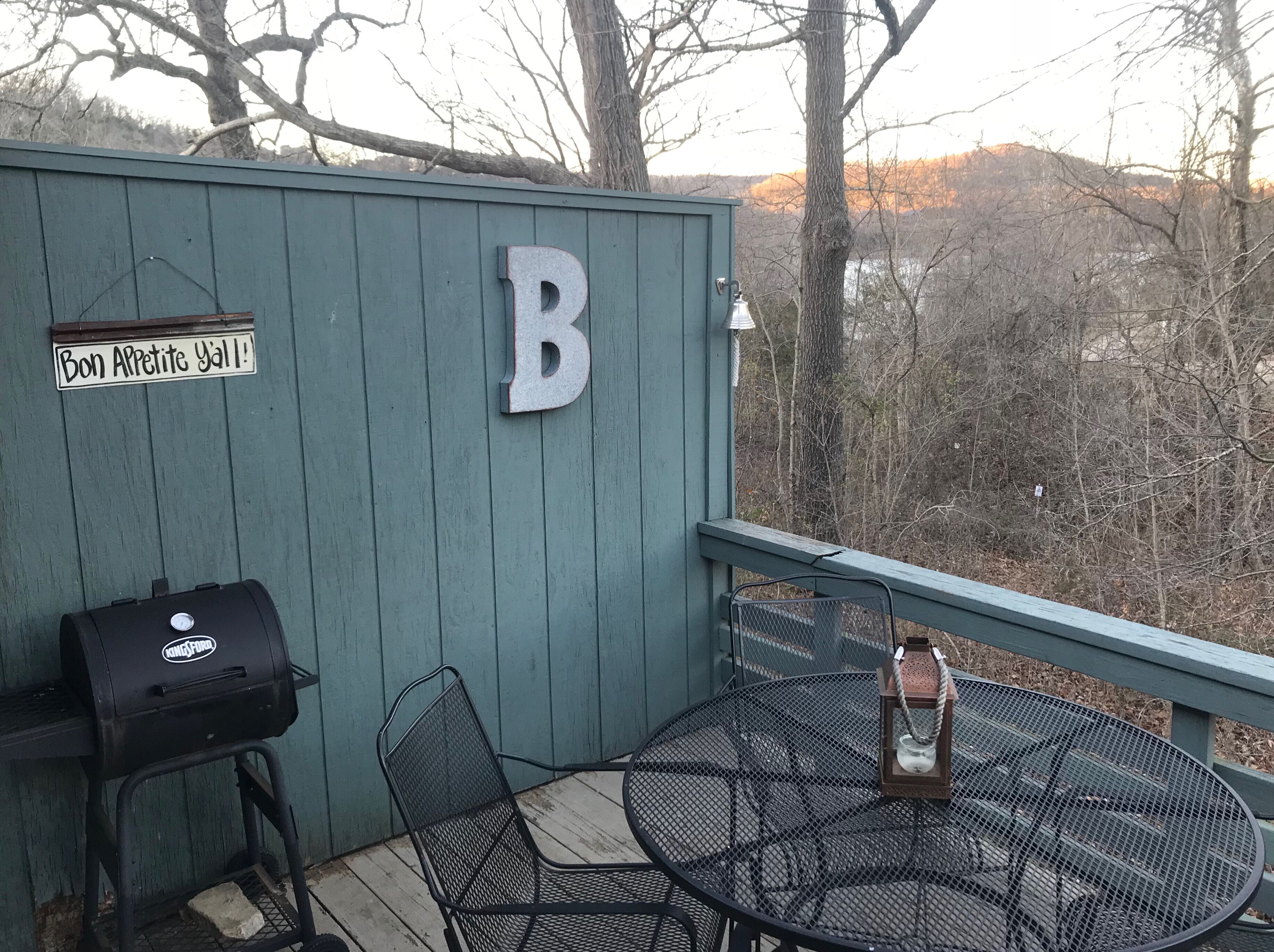 Adorable Lakeside Getaway! Minutes from downtown Eureka and White River Fishing!