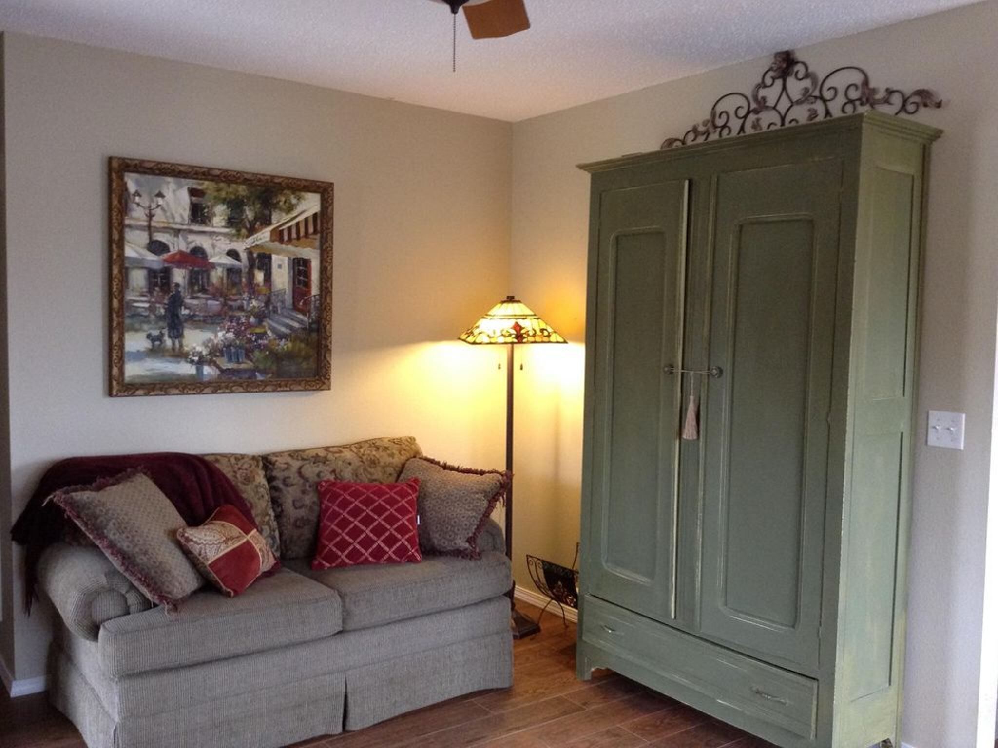 Adorable Lakeside Getaway! Minutes from downtown Eureka and White River Fishing!