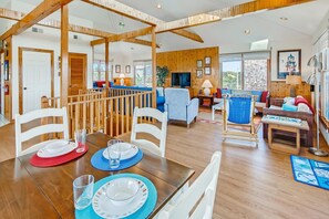 Televisio, DVD-soitin, pöytäjalkapallopöytä, kirjoja