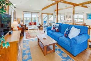 Televisio, DVD-soitin, pöytäjalkapallopöytä, kirjoja