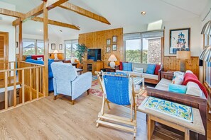 Televisio, DVD-soitin, pöytäjalkapallopöytä, kirjoja