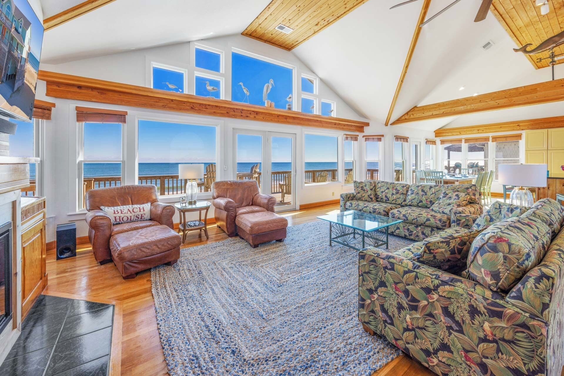 Una televisión, un reproductor de DVD, libros