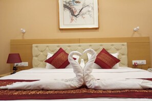 Superior Room, 1 Double Bed, Non Smoking, City View | In-room safe, soundproofing - Hotel Aagman (Malarna Dungar)