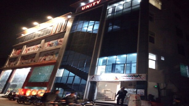 Un edificio de varios pisos con un letrero que dice "UNITY PLACE" en la parte superior.