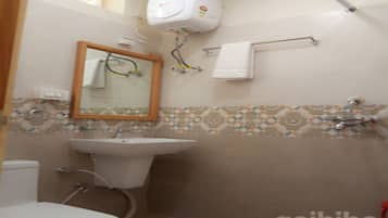 Buồng tắm vòi sen, dép đi trong nhà, khăn tắm