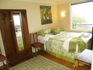 3 bedrooms, desk, iron/ironing board, free WiFi - 180° OCEANFRONT 15 min to downtown,Wineries. Beach,Hot Tub (Victoria)