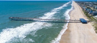 Oceanfront Island Retreat in Avon met zwembad, bubbelbad, afgeschermde veranda, lopen naar het strand