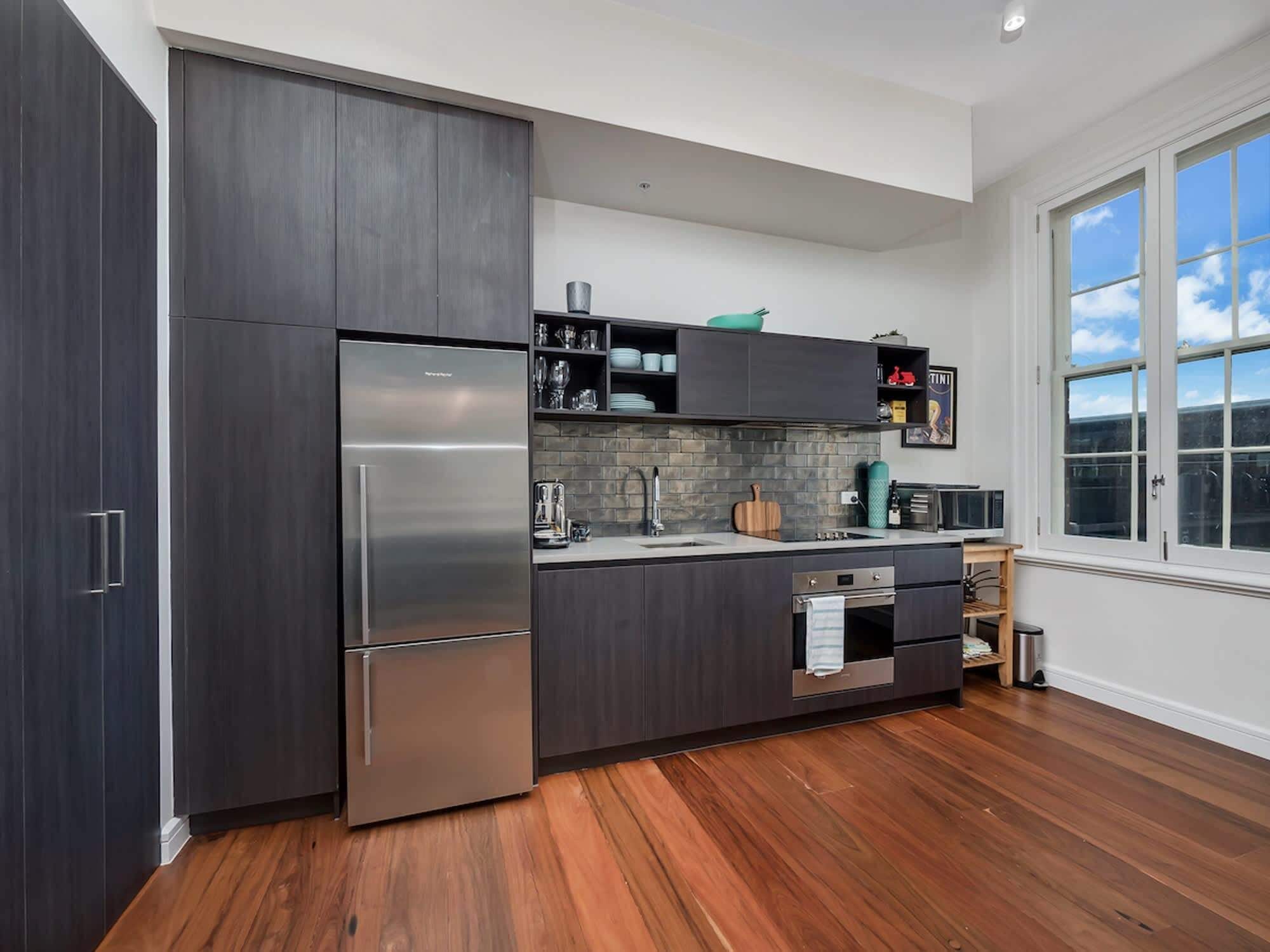 Kühlschrank, Mikrowelle, Ofen, Wasserkocher mit Kaffee-/Teezubehör