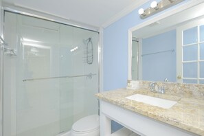 Douche, sèche-cheveux, serviettes fournies, savon