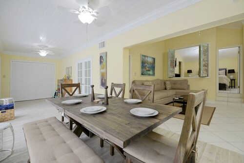 Ma: n Paradise Hideaway