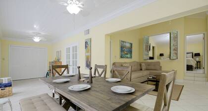 Ma: n Paradise Hideaway