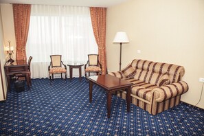 Kahden hengen standard-huone, kaupunkinäköala | Minibaari, tallelokero huoneessa, työpöytä, pimennysverhot