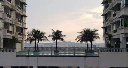 The Heritage Lake View + Wifi Condo