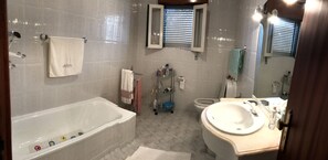 Combined shower/bathtub, hair dryer, bidet, towels - Vacation home, Sao Roque do Pico (Cais do Pico)
