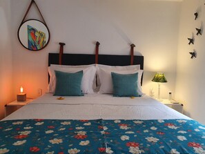 1 chambre, fer et planche à repasser, lit de bébé portatif