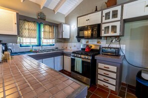 Kjøleskap, mikrobølgeovn, kokeplater og kaffetrakter/tekoker