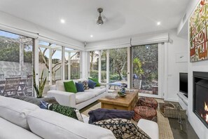 TV, fireplace - Impeccable Ozone Summ (Barwon Heads)
