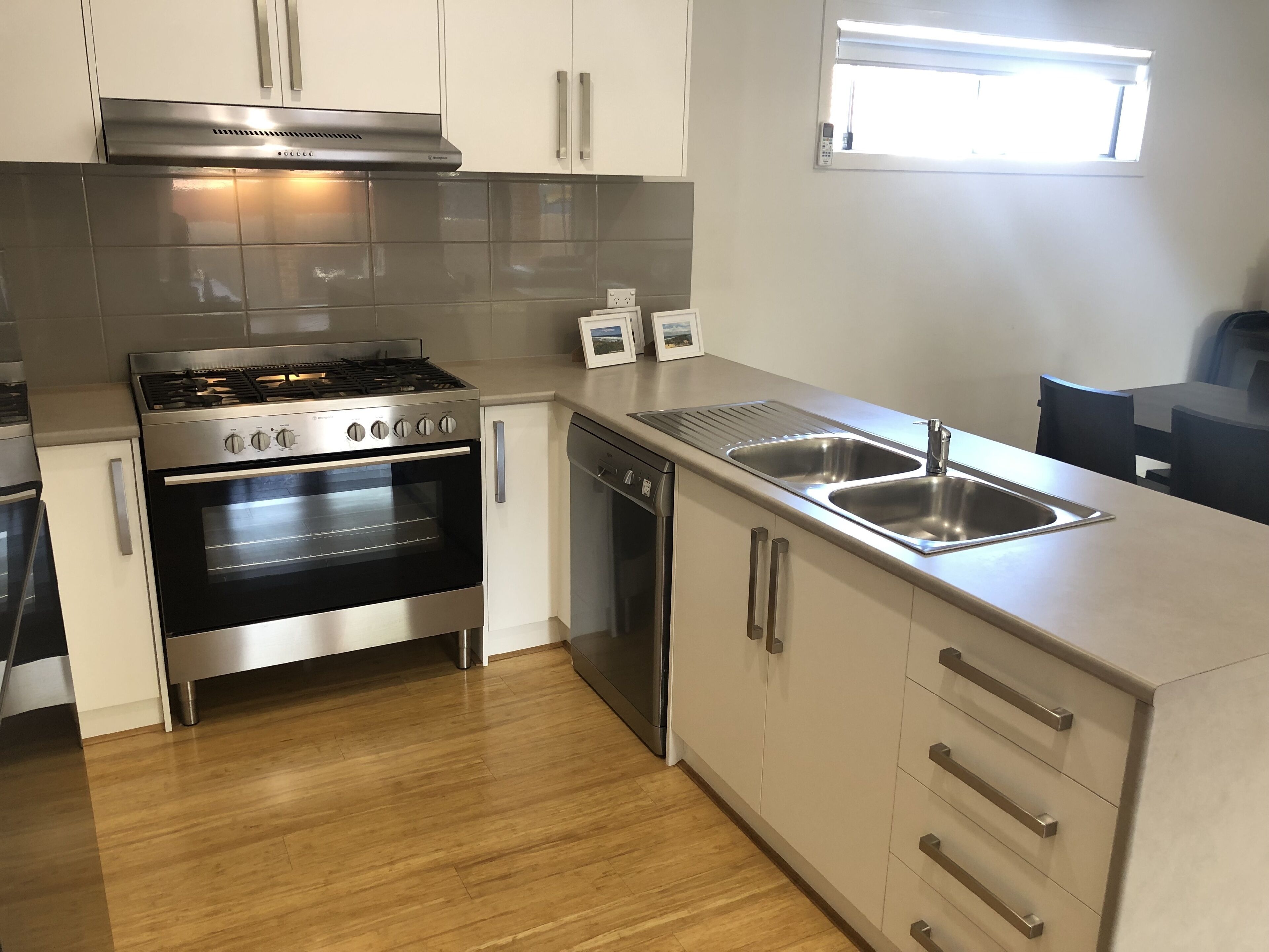 100m to Beach/Foreshore !!