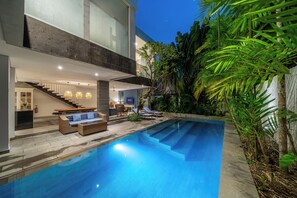 Una piscina al aire libre